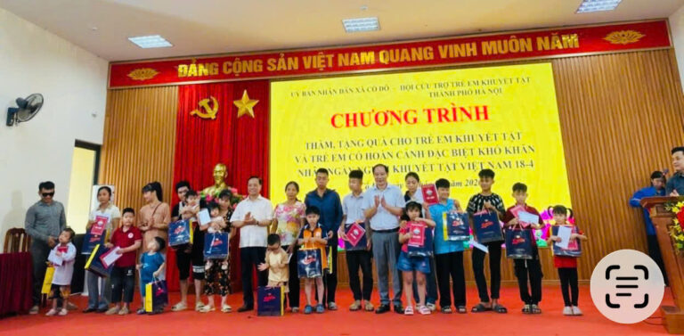 Thăm và tặng quà trẻ em khuyết tật có hoàn cảnh khó khăn