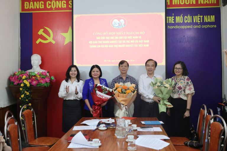 Công bố quyết định hợp nhất hai chi bộ thành Chi bộ Hội Bảo trợ người khuyết tật Việt Nam