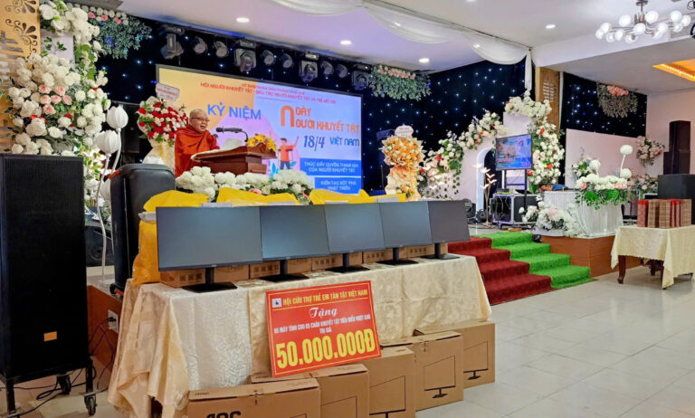 Kỷ niệm Ngày Người khuyết tật Việt Nam 18/4: Phó Chủ tịch Hội, Hòa thượng Thích Thiện Tâm dự Lễ kỷ niệm và trao tặng 5 máy tính trị giá 50 triệu đồng cho học sinh khuyết tật TP. Huế